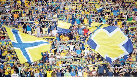 De ce nu merg românii la stadion. ANALIZĂ‚ | Prețurile abonamentelor la meciuri - un efect al comercializării fotbalului