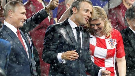 EXCLUSIV | Un antrenor român "a pus ochii" pe președinta Croației, după ce imaginile cu ea udă au făcut înconjurul lumii. "Sunt acasă, dar nu mă aude nevasta..."