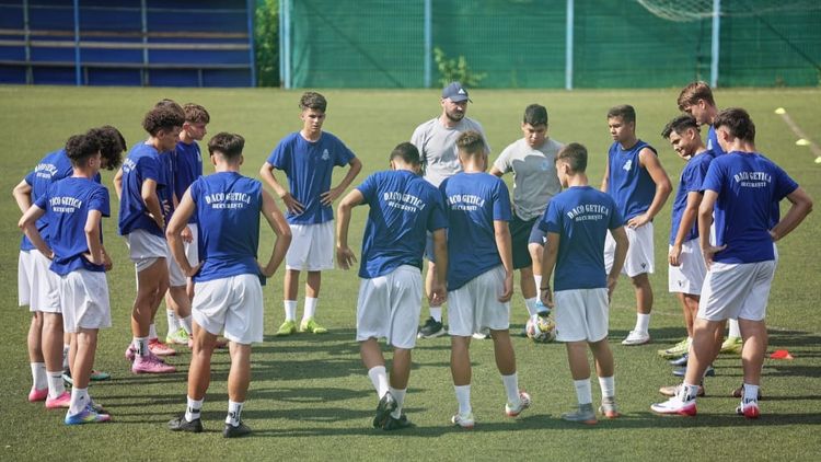 Cum se mai „fură” fotbaliștii tineri de la academiile din România? 4 cluburi mari sunt vizate. EXCLUSIV