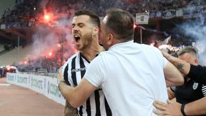 Răzvan Lucescu, erou în Grecia! PAOK Salonic învinge AEK Atena în finala Cupei, după un meci încins. Incidente în tribună pe durata jocului