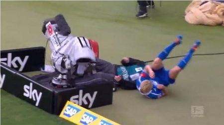 VIDEO - A ajuns direct la spital după un accident cum rar vezi în fotbal 