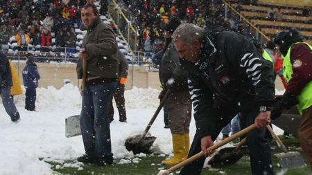 FOTO  Ioan Neculaie a deszăpezit stadionul cot la cot cu deținuții!