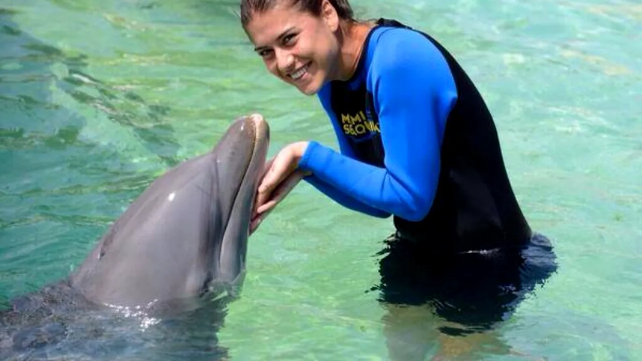 FOTO: Sorana Cîrstea a înotat cu delfinii la Miami. Ivanovic a însoțit-o