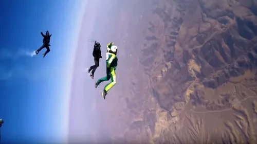 VIDEO | Curaj nebun. Un bărbat a sărit din avion fără parașută în încercarea de a ateriza pe o plasă de 900 de metri pătrați