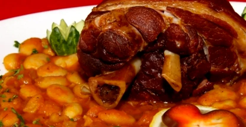 Șnițelul de porc afumat cu fasole, una dintre cele mai delicioase mâncăruri tradiționale românești