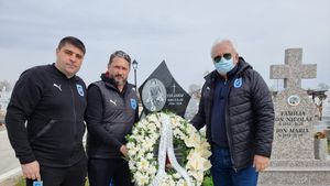 Universitatea Craiova şi fanii din Peluza Nord l-au omagiat pe Nae Tilihoi. Trei ani de la dispariţia fundaşului Craiovei Maxima