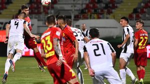 ANALIZĂ Cine dă mai bine cu capul? FCSB conduce în clasamentul Ligii 1, prin loviturile lui Darius Olaru și Iulian Cristea