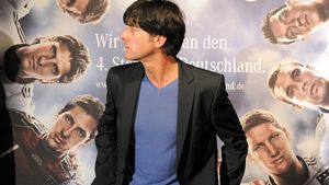 Cum și-a îngenuncheat Low adversarii? **Nu și-a spălat puloverul înainte de meciuri