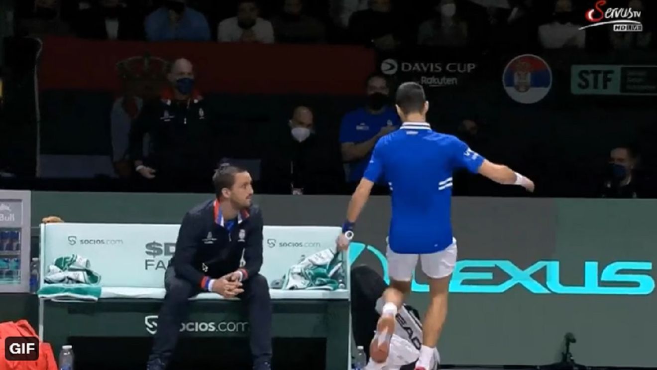 Scene nemaivăzute în Cupa Davis! Novak Djokovic și-a luat la șuturi termobagul sub privirile uimite ale lui Luka Modric, venit să susțină echipa Croației | VIDEO