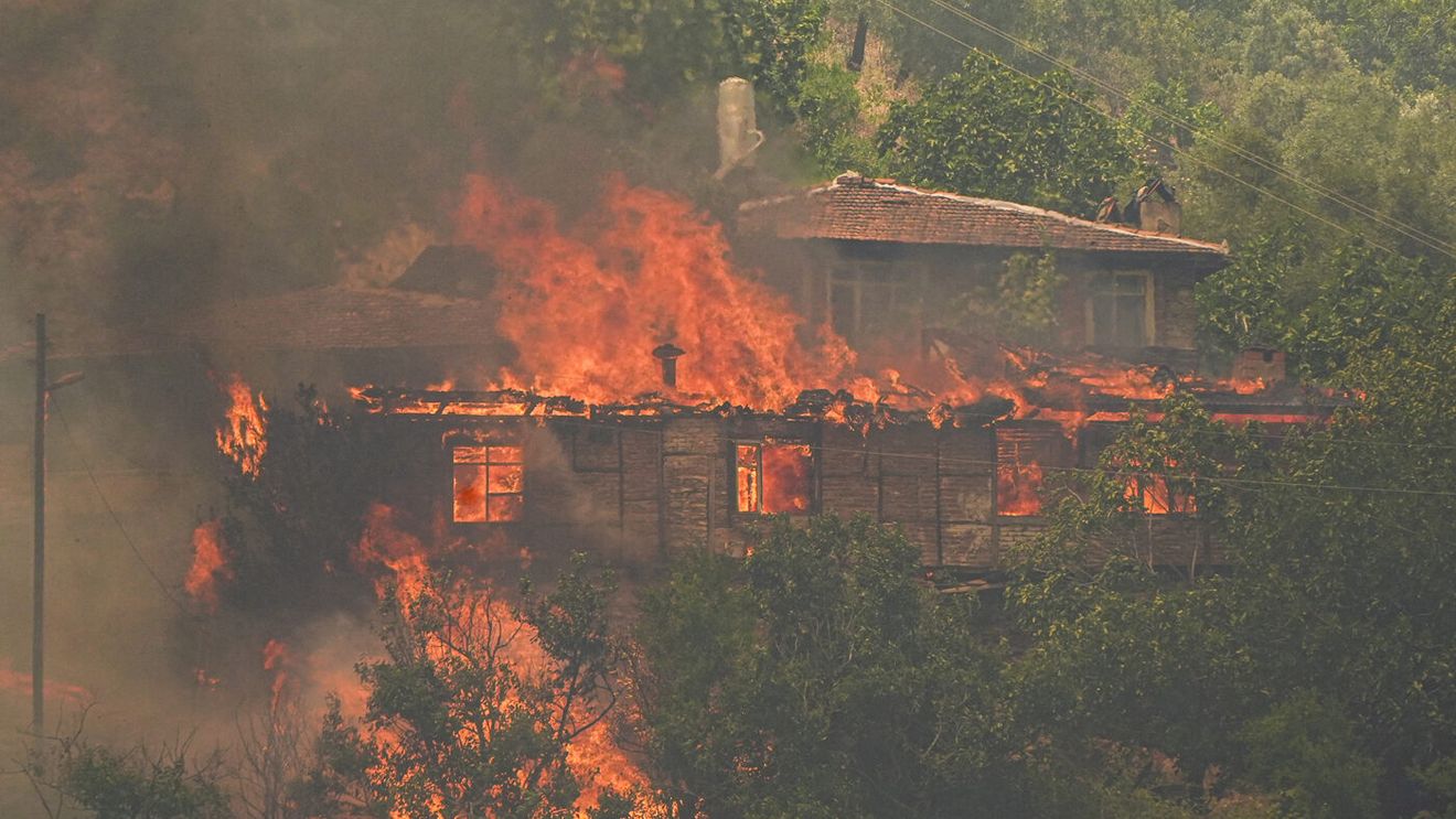 Fostul fotbalist a ajuns om de serviciu după ce și-a pierdut casa și averea într-un incendiu