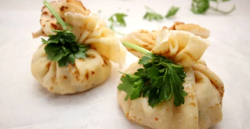 Pachetele din clătite umplute cu omletă. Un preparat versatil și hrănitor