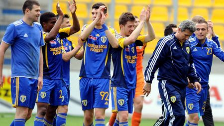 FABULOS. 1 pauză/2 final! Pe meciul ăsta puteai să-ți pierzi banii la pariuri! Cum s-au găsit arbitri la amicalul Petrolului: centralul s-a "încălzit" cu...un vin