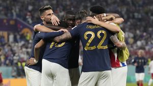 Știe ceva? Sponsorul tehnic al Franței a scos deja la vânzare tricouri cu titlul Mondial. Fanii au umplut internetul cu poze