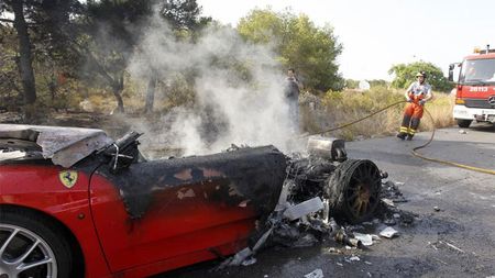 FOTO INCENDIAR** Mergea liniștit spre antrenament și s-a trezit în IAD! Pompierii au avut mult de furcă cu un Ferrari în FLĂ‚CĂ‚RI!