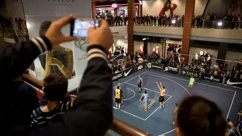 Ce se întâmplă când mingea de baschet este aruncată de la etaj? Spectacol total la 3x3 Constanța Streetplay | FOTO