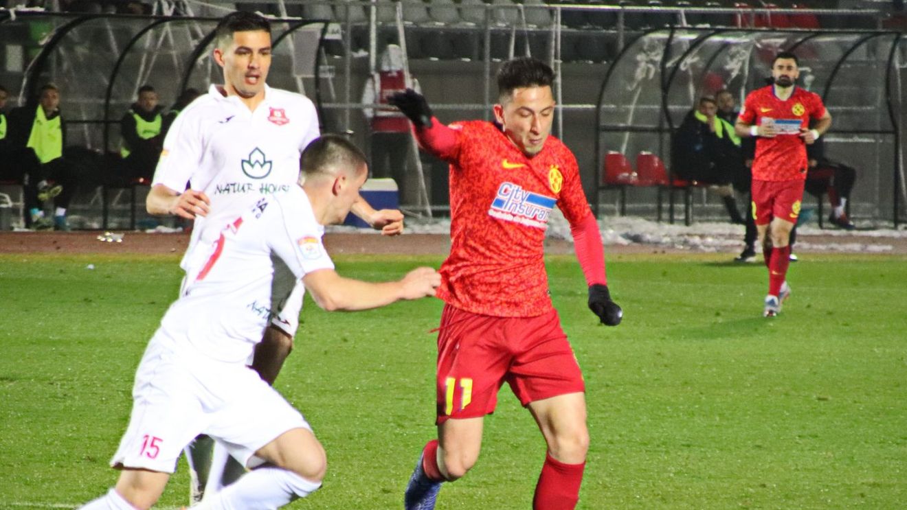 Derapaje uluitoare la meciul Hermannstadt - FCSB. „Țăran, incult, manelist!” Au lipit poze cu oi pe scaune | FOTO