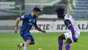 Așa ceva nu s-a mai văzut în România! Au jucat 12 contra 11 în derby-ul FCU Craiova-FC Argeș: Florin Costea a luat roșu după ce a intrat și el pe teren ca să protesteze!