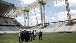 Campionii problemelor. Construcția arenei pe care va debuta Cupa Mondială a fost sistată