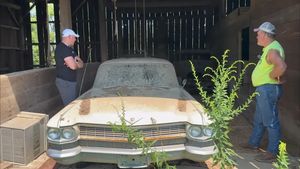 Mașina a fost abandonată 34 de ani într-un hambar. Cum arată după ce a fost spălată pentru prima oară