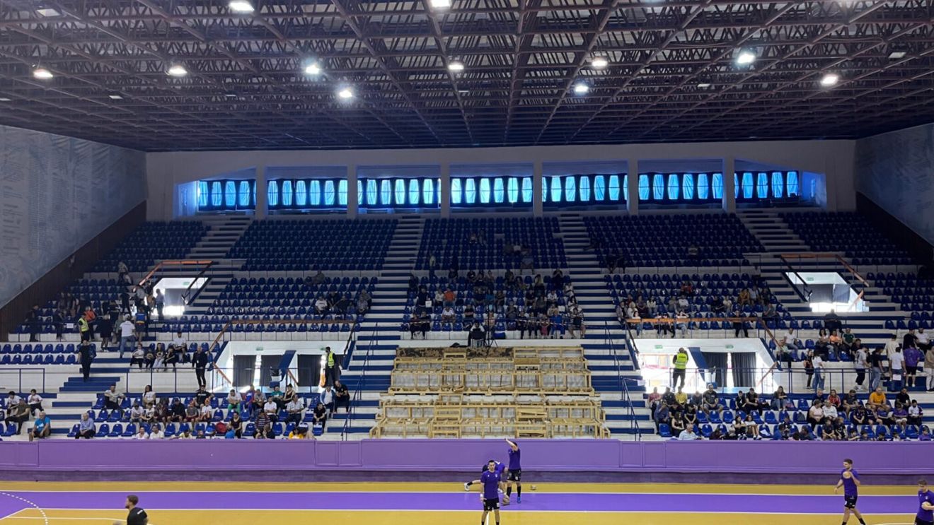 Situație fără precedent la Sala polivalentă „Constantin Jude” din Timișoara, aflată în renovare de un an de zile. Nu mai există geamuri!