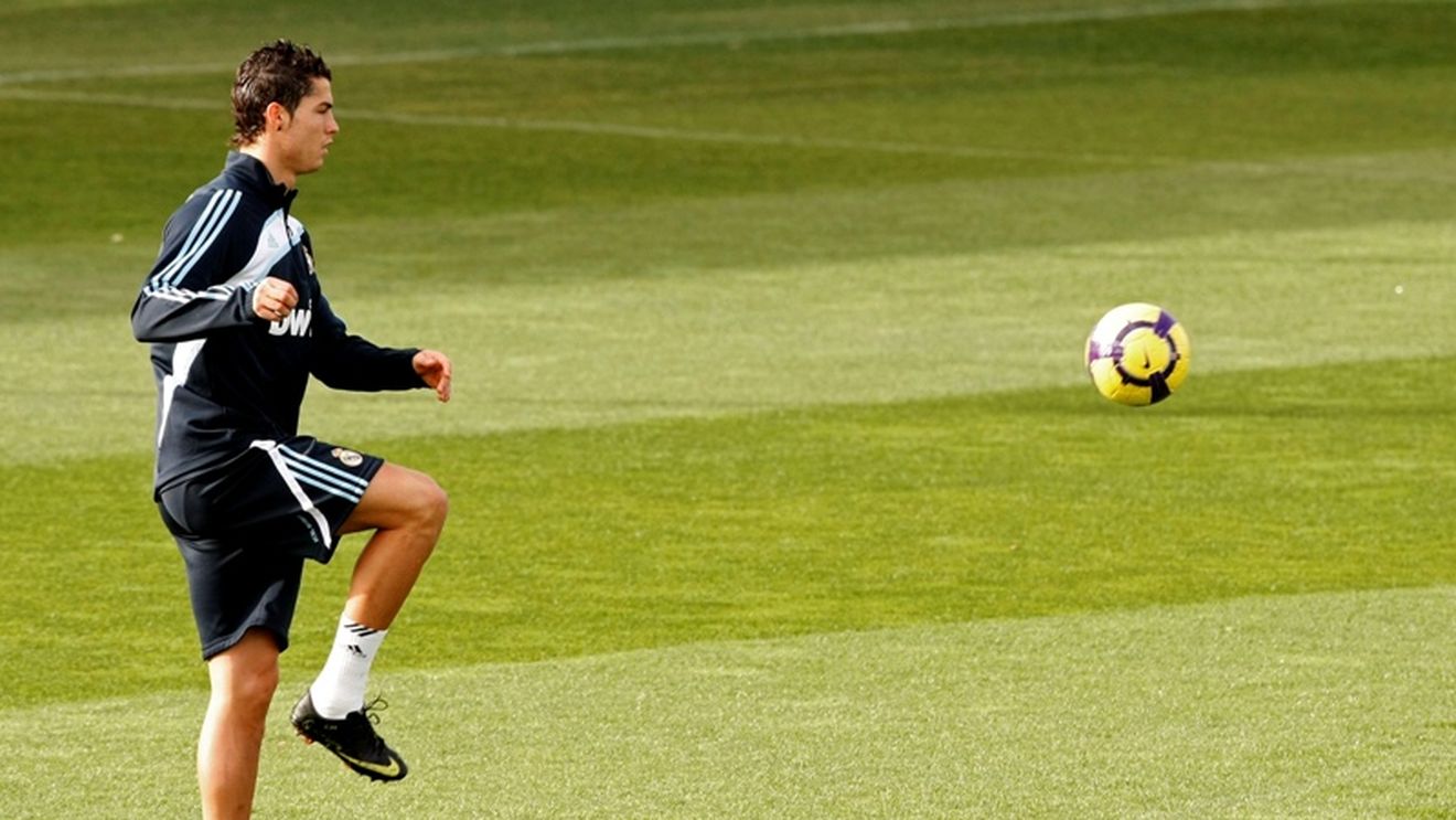 "Numele meu e Cristiano Ronaldo!** Mama mea se poartă cu mine de parcă aș fi un bebe!"