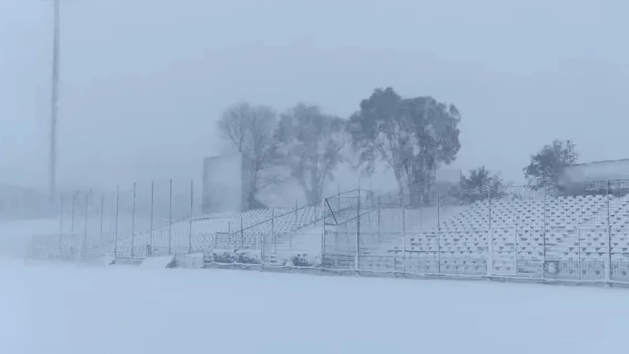 Meciul din Superliga e în pericol să se amâne din cauza zăpezii! Imagini incredibile cu stadionul