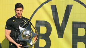 Robert Lewandowski, premiat de revista Ripensia cu trofeul "Steaua Răsăritului" pe 2013: "Sunt onorat să primesc un trofeu din România". FOTO