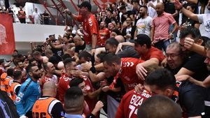 Atmosferă incendiară în sala „Dinamo”, în meciul cu Vive Kielce, din Liga Campionilor. „Fanii au fost fantastici. Ne era dor de ei și le mulțumim pentru susținere”