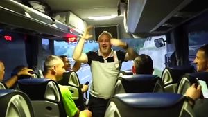 Șumudică și Budescu i-au cucerit definitiv pe arabi. VIDEO | Spectacol total în autocarul echipei