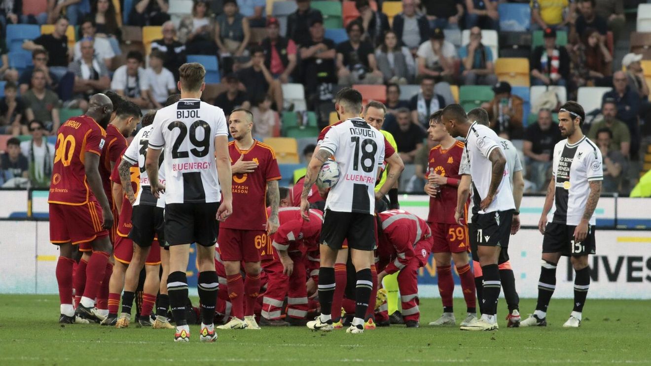 Zi blestemată în Europa: al treilea jucător care se prăbușește pe teren și e aproape de o tragedie! Meciul Udinese - Roma s-a oprit definitiv în minutul 70, după ce fotbalistul oaspeților a dus mâna la inimă și a căzut pe gazon. VIDEO