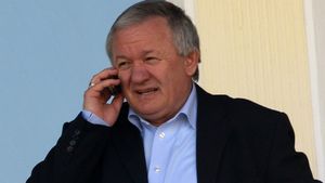 Porumboiu: "Condescu ciugulește de pe urma fotbalului"