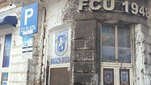 Imagini incredibile cu sediul şi maşinile FC U Craiova, după ce au fost vandalizate azi-noapte, înaintea derby-ului cu CSU! Clubul lui Adrian Mititelu a fost pângărit: suspecții sunt rivalii din oraș sau vreun ultras răzbunător pe patron. GALERIE FOTO