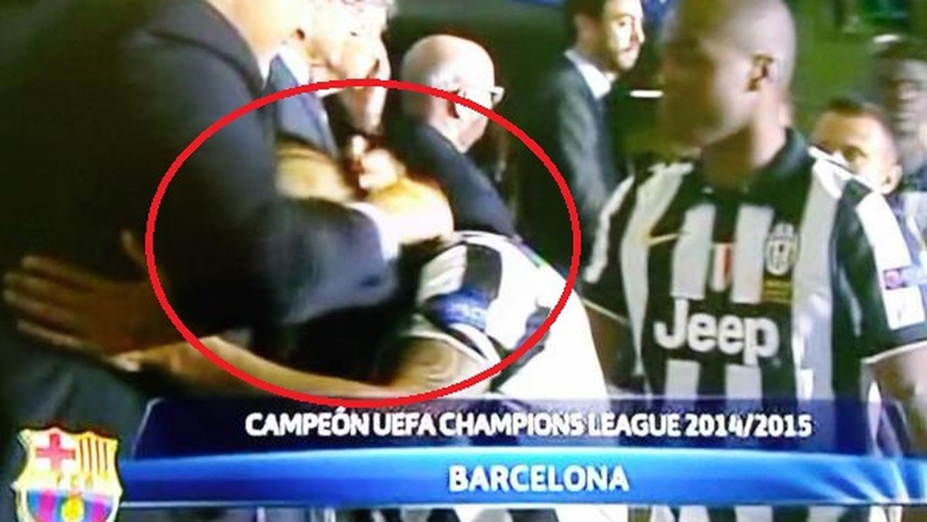 Cel mai ciudat moment de la festivitatea de premiere! VIDEO | Platini l-a făcut pe Vidal să se simtă penibil. Buffon, Pirlo, Tevez... dar nu și chilianul :)