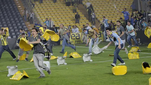 Război în Turcia!** Fanii lui Fener au declanșat INFERNUL pe teren, după ce au pierdut Supercupa, în fața Galatei! VIDEO