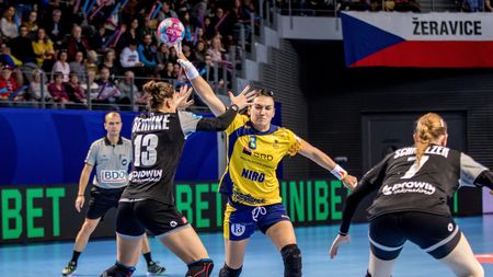 ANALIZĂ | Neagu poate să stea și 5 ani, dar atunci când pune mâna pe minge se vede imediat. Cele patru jucătoare care s-au remarcat în weekend, din lotul lărgit pentru Campionatul Mondial