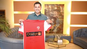 "Nu voi reuși să îl întrec!" FOTO Tricoul oferit de Dudu Georgescu lui 'Danciu' a ajuns la atacant