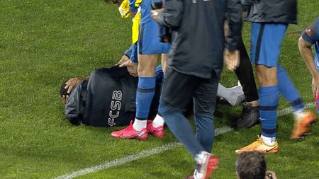 Scandal uriaș pe teren: Billel Omrani, lovit în cap după finalul meciului! Cine a aruncat petarda care a declanșat nebunia la Ploiești?