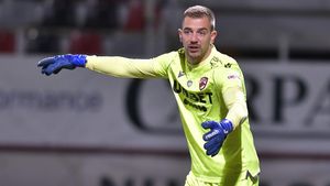 Plamen Iliev, contre cu arbitrul Ovidiu Hațegan după penalty-ul acordat Chindiei. „Sunt mulți nervi și e greu!”