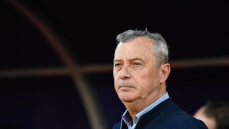 Mircea Rednic a făcut show la conferința de presă. Și-a dat jos bluza albastră și i-a transmis un mesaj lui Adrian Mititelu: „Să-l lase pe Adiță”. VIDEO