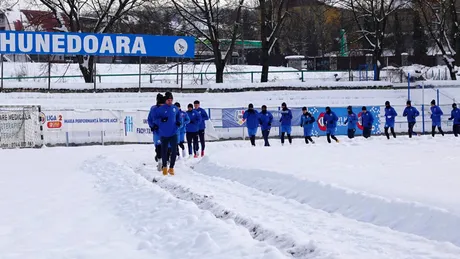 Reunire printre nămeți a Corvinului, cu doar 22 de jucători! Florin Maxim își dorește cel puțin două achiziții: ”Sunt foarte mulţumit de cum au arătat băieţii în sezonul de toamnă”