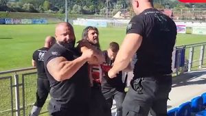 Fanul echipei UTA lovit și scos cu forța din stadion de patru agenți de pază a reacționat pe Facebook-ul ProSport! Cu ce l-au amenințat jandarmii: „Am «negociat» cu ei”
