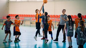 NBA a ajuns la Pucioasa și la Valea Călugărească! „Bucuria copiilor este bucuria familiilor. Nu ai cum să nu te încarci cu energie, cu emoție, când le vezi entuziasmul”. GALERIE FOTO