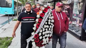 Fanii Rapidului, gest superb în memoria marelui actor Ion Dichiseanu! Imagini emoționante la Teatrul Nottara: „După fiecare victorie făcea asta!”  | VIDEO