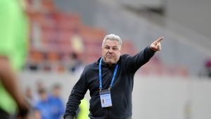 Șumudică a ieșit "șifonat" de pe Arena Națională! Fanii din spatele băncii tehnice l-au luat la țintă: „Să scuipi așa? Cred că a mâncat vată pe băț, mi-a rămas prin păr"