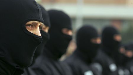 Teroare la un meci din Divizia A la handbal!** Mascații au evacuat cu forța o galerie formată din femei și copii