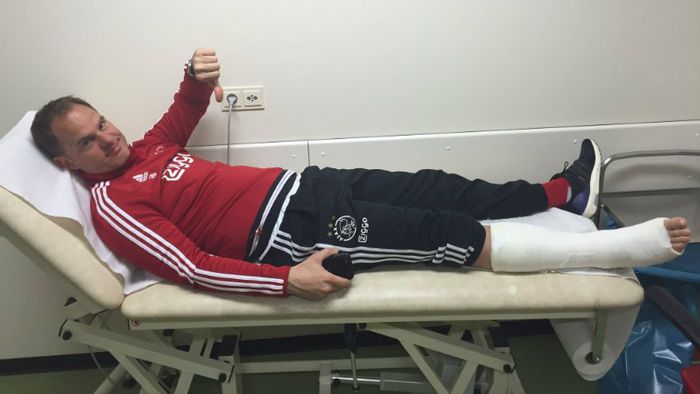VIDEO | Frank De Boer și-a fracturat tendonul lui Ahile în timpul unui meci de fotbal-tenis la antrenamentul lui Ajax