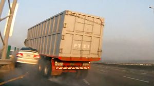 VIDEO - Accident teribil pe o autostradă, după explozia unui cauciuc