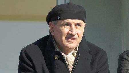 Vrea un vârf... cât mai ieftin!** Copos caută întăriri, însă nu vrea să bage prea adânc mâna în buzunar