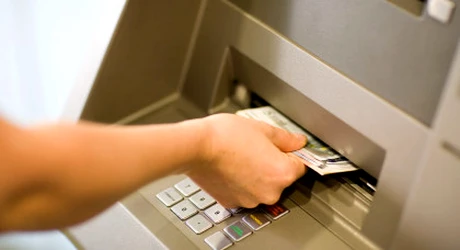 Taxă impusă la bancomate. Avertisment pentru cei care scot banii cash de la ATM