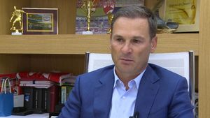 Cum se comporta Negoiță cu omul care avea grijă de viitorul lui Dinamo: „Eu vorbeam și el întreba cât costă metrul de polistiren și BCA! Mi-am luat șapca și am dat cu ea de pământ!” | VIDEO EXCLUSIV